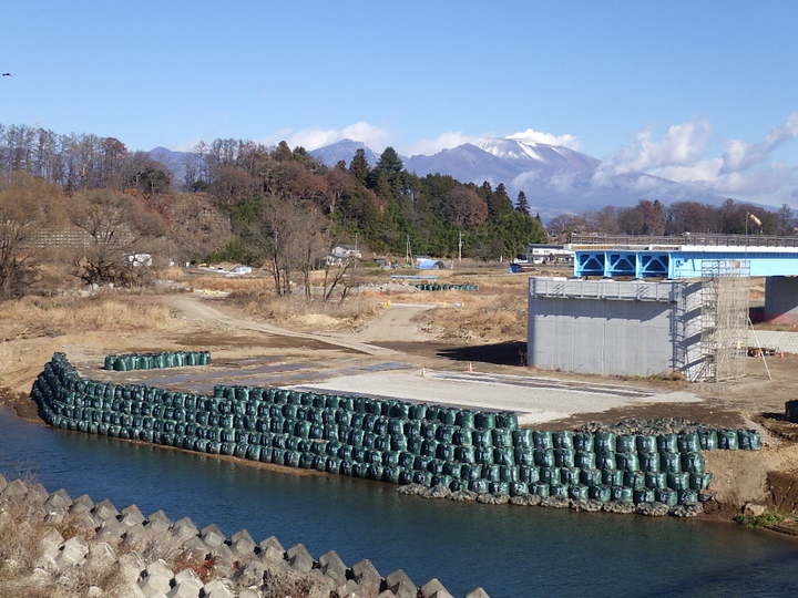 右岸側　仮設土工　全景